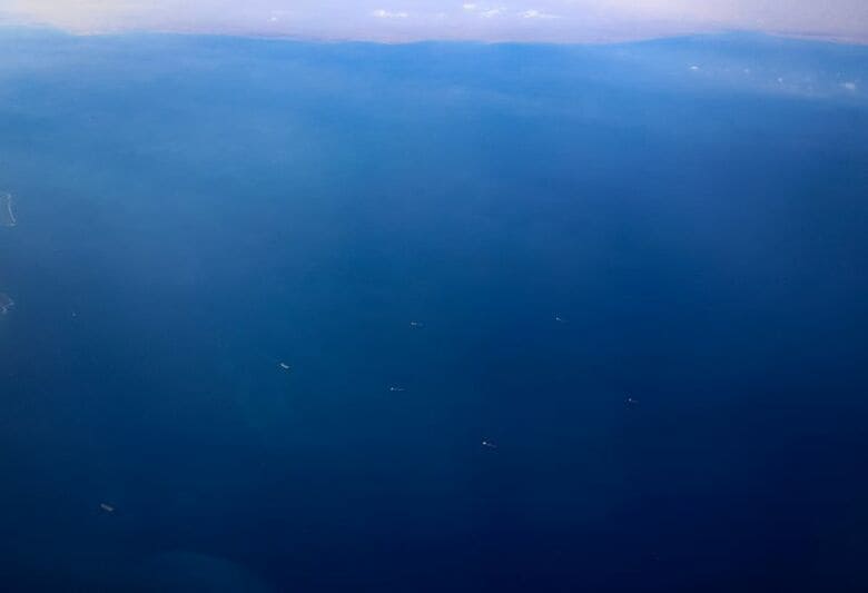 紅海の沿岸付近を航行する船舶の空撮写真。２０２５年２月、飛行機の窓から撮影。REUTERS/Amr Abdallah Dalsh