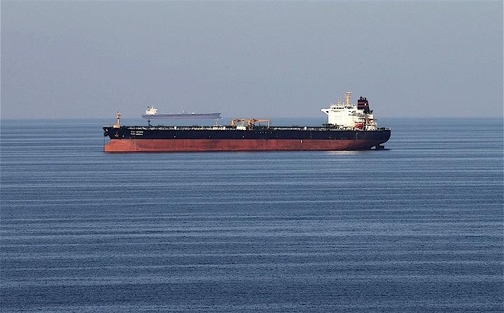 ホルムズ海峡は各国のタンカーが行き来する重要な海上交通の要衝だ。写真は昨年12月の同海峡。　Hamad I Mohammed - REUTERS