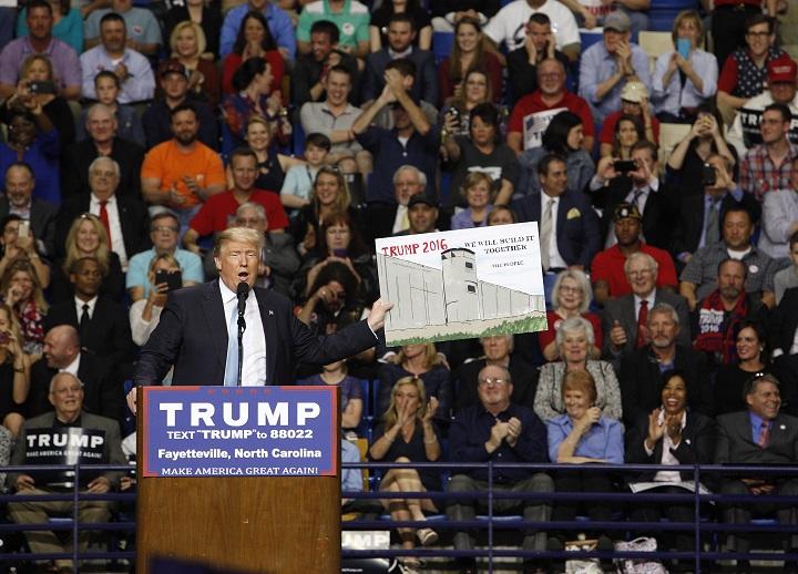 「壁を作れ」の大合唱を始めると会場はすぐに盛り上がった（2016年3月、トランプ候補の選挙集会）　Jonathan Drake-REUTERS