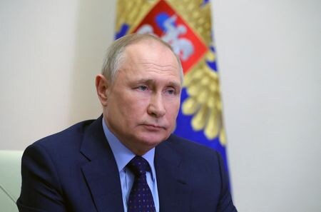 ４月８日、ロシアの国営調査機関ＶＴｓＩＯＭが発表した調査によると、プーチン大統領を信頼するロシア人の割合が８１．６％と、ウクライナへの侵攻を開始した２月２４日以前の調査の６７．２％から上昇したことが分かった。写真は４月７日、モスクワ郊外のノボオガリョボの大統領公邸で会議に参加するプーチン大統領（２０２２年　ロイター／Sputnik/Mikhail Klimentyev/Kremlin via REUTERS）