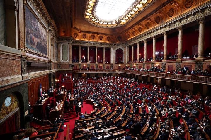 フランス議会上下両院は３月４日、女性が人工妊娠中絶を選択できる自由の保障を憲法に明記することを圧倒的多数で決議した。中絶の権利が憲法に明記されるのは世界で初めて。パリで代表撮影（２０２４年　ロイター）
