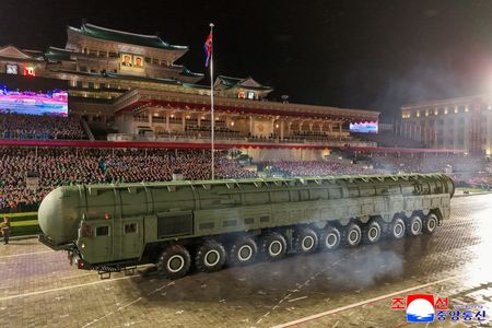 北朝鮮は１０月１０日夜、朝鮮労働党の創建８０年を記念して大規模な軍事パレードを開催し、新型大陸間弾道ミサイル（ＩＣＢＭ）「火星２０」を公開した。国営の朝鮮中央通信（ＫＣＮＡ）が１１日に伝えた。ＫＣＮＡ提供（２０２５年　ロイター）