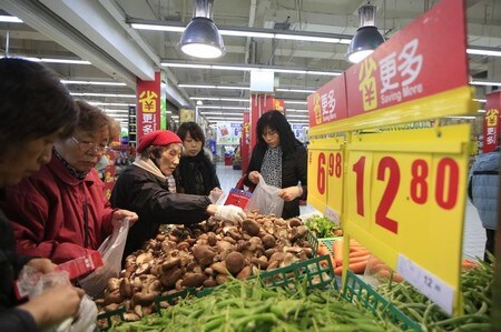 　４月１８日、中国国家発展改革委員会（ＮＤＲＣ）の厳鵬程報道官は、今年の中国の物価について、発改委は消費者物価が緩やかに上昇する一方、生産者物価は下落すると予想していると述べた。写真は上海のスーパーマーケットで２０１６年３月撮影（２０１８年　ロイター／Aly Song）
