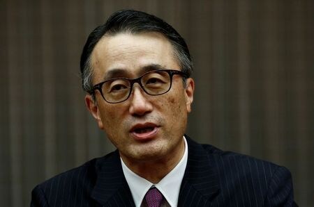 全国銀行協会の三毛兼承会長（三菱ＵＦＪ銀行頭取）は１４日、定例会見で、今年の日本経済について「年内はコロナ前の水準を取り戻すには至らない」と述べた。写真は都内でインタビューに答える三毛氏。2017年10月3日に撮影。（2021年　ロイター／Kim Kyung-Hoon）