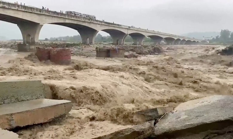 インド北部で発生した大雨による洪水（写真は8月20日、ヒマーチャル・プラデーシュ州カングラ）　ANI via REUTERS