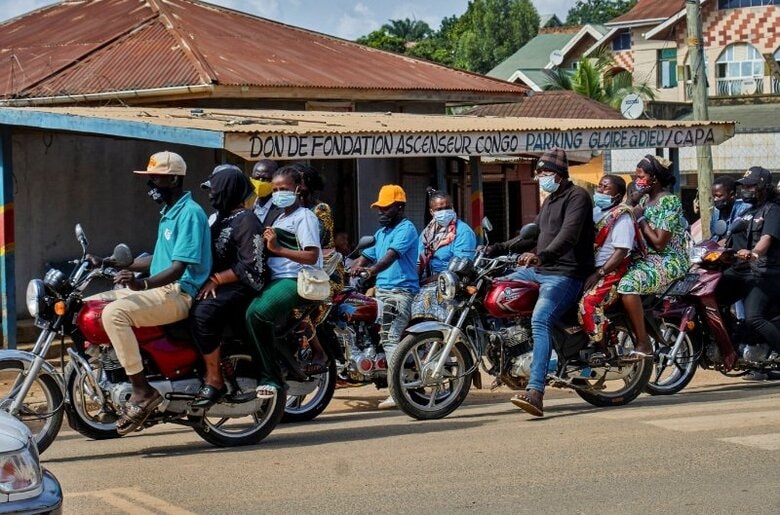 写真はコンゴのバイクタクシー運転手ら。5月20日、コンゴ民主共和国イトゥリ州で撮影。 REUTERS/Gradel Muyisa Mumbere