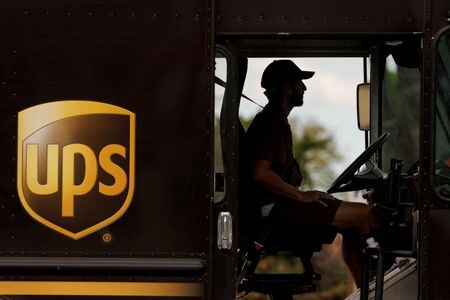 米物流大手ユナイテッド・パーセル・サービス（ＵＰＳ）は２５日、全米トラック運転手組合（チームスターズ）との労使交渉が暫定合意に至ったと発表した。これにより大規模なストはひとまず回避される。（２０２３年　ロイター／Mike Blake）