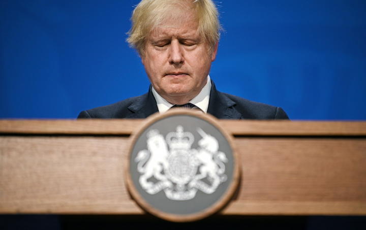 7月19日の規制解除について会見したジョンソン首相の顔も冴えない（7月12日、ロンドンの首相官邸）　Daniel Leal-Olivas/REUTERS