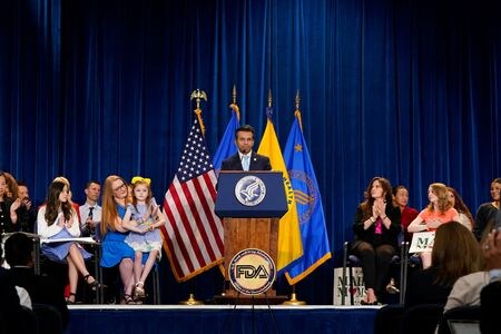 　４月２２日、ケネディ米厚生長官とマカリー食品医薬品局（ＦＤＡ）長官（写真中央）は記者会見で、米国で供給される食品での石油系合成着色料の使用を禁止する計画を明らかにした。同日、ワシントンで撮影（２０２５年 　ロイター/Elizabeth Frantz）