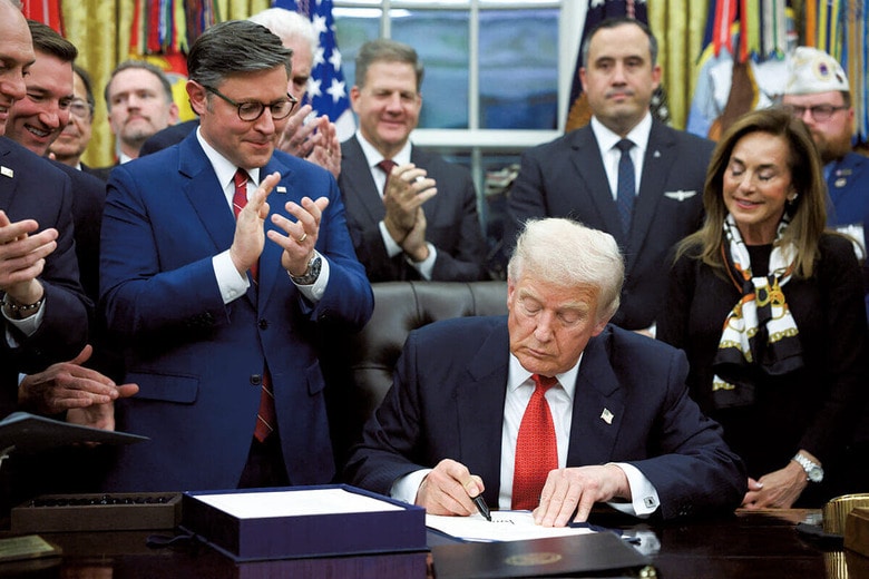 ホワイトハウスでつなぎ法案に署名するトランプ（11月12日）　KEVIN LAMARQUEｰREUTERS