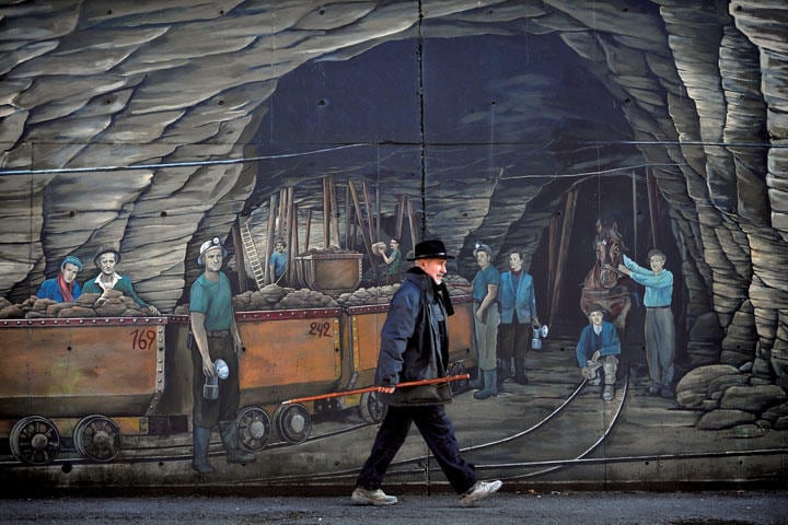 フランス北東部の町アルグランジュにある鉱山労働者の壁画　JEFF J MITCHELL/GETTY IMAGES