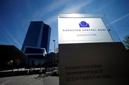 ９月１２日、欧州中央銀行（ＥＣＢ）のコンスタンシオ副総裁は、ＥＣＢの非伝統的な政策措置によりデフレの脅威は克服され、インフレ率は最終的にＥＣＢの目標に回帰するとの考えを示した。 写真は２０１６年９月、フランクフルトのＥＣＢ本部（２０１７年　ロイター/Ralph Orlowski）