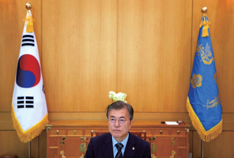 格差是正に向けた施策に猛批判が浴びせられている文　KIM HONG-JI-REUTERS