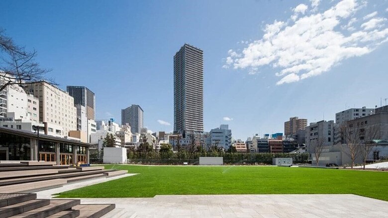 2016年4月にリニューアルオープンした、天然芝が広がる南池袋公園。家族連れや近隣のオフィスワーカーらの憩いの場として親しまれている　Photo; courtesy of 豊島区