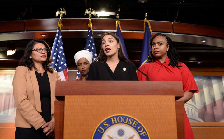 トランプに「国へ帰れ」と言われて反論する民主党の新人下院議員4人（7月15日、ワシントン）　Erin Scott-REUTERS