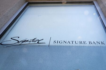米連邦預金保険公社（ＦＤＩＣ）は経営破綻したシグネチャー・バンクの約６００億ドルの債権売却を商業用不動産サービスを展開するニューマーク・グループに依頼したと、事情に詳しい関係者が２９日、ロイターに述べた。２３日撮影（２０２３年　ロイター/Brendan McDermid）