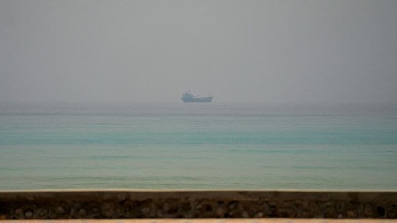 7月8日、オマーン・ムサンダムから望むホルムズ海峡を撮影。REUTERS/Stringer/File Photo
