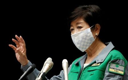 　１０月２日、東京都の小池百合子知事（写真）は午後の会見で、トランプ米大統領が新型コロナウイルス検査で陽性となったことについて、会見直前に情報に接したとして「ニュースですね。（米大統領本選１カ月前に発生する）オクトーバーサプライズかと思いましたが」と述べ、影響は大きいとの見方を示した。写真は都内で７月撮影（２０２０年　ロイター／Issei Kato）