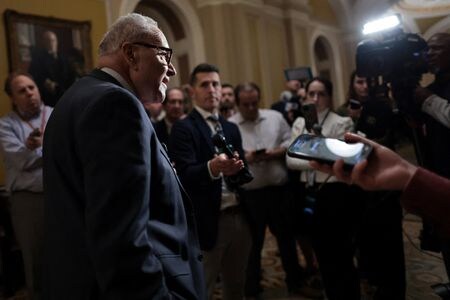 ジェフリー・エプスタイン氏に関する司法省の文書公開を義務付ける法案の承認後、記者団に応じる民主党上院トップのシューマー院内総務。連邦議会議事堂で11月18日撮影。REUTERS/Jonathan Ernst