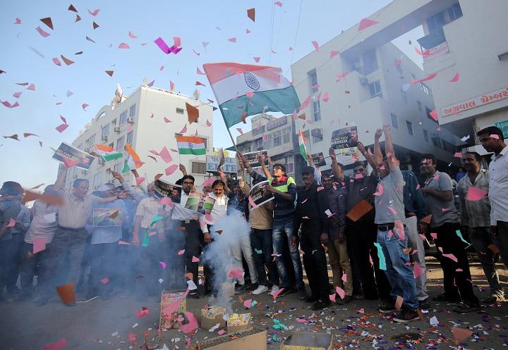 インド軍パイロットの解放を祝福するインド市民（2019年3月1日）　Amit Dave-REUTERS