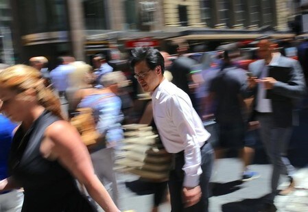　４月１３日、オーストラリア準備銀行（ＲＢＡ、中央銀行）は、半年ごとの金融安定化報告書を公表し、高水準な家計債務と銀行の積極的な融資慣行を背景に積み上がったリスクがやや後退したとの見解を示した。写真はシドニーのショッピング街で昨年１１月撮影（２０１８年　ロイター／Steven Saphore）
