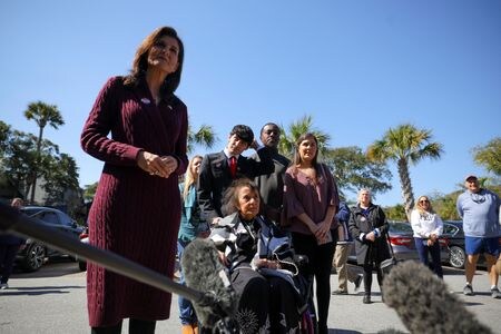 １１月の米大統領選に向けた共和党の候補者を選ぶサウスカロライナ州の予備選が２４日実施され、エジソン・リサーチ社の予測によると、トランプ前大統領が対抗馬のヘイリー元国連大使に勝利した。写真は家族の横で取材に答えるヘイリー氏。２月２４日、サウスカロライナ州キアワアイランドで撮影（２０２４年　ロイター/Brian Snyder）