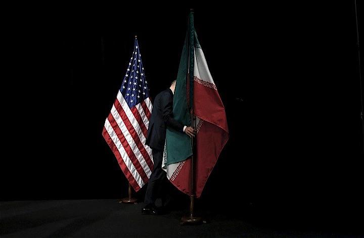 トランプ米大統領は、イランに対し追加制裁を科す大統領令に署名した。最高指導者ハメネイ師や高官らを対象とした。写真はイラン・米両国の国旗。2015年7月にウィーンで撮影（2019年　ロイター／Carlos Barria）