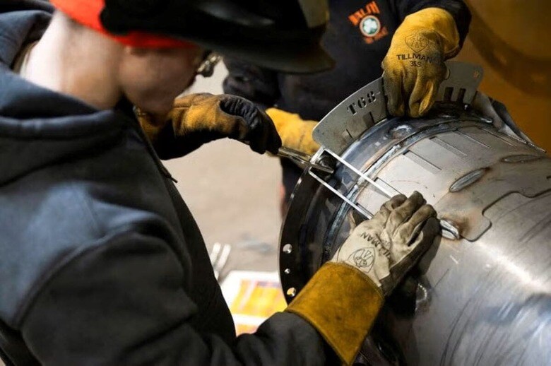 ３月１２日、トランプ米政権の関税政策を受けて、スポーツ用品、高級車、化学製品など多岐にわたる業界の企業は１２日、消費者心理の悪化や産業界の停滞を警告した。写真はイリノイ州メンドータのコンバイン工場で２月撮影（２０２５年　ロイター/Vincent Alban）