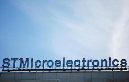 フランス政府は５日、スイスの半導体大手ＳＴマイクロエレクトロニクスと米半導体受託製造グローバルファウンドリーズ（ＧＦ）が仏南東部クロルに７５億ユーロを投じて建設する半導体工場に２９億ユーロ（３１億ドル）の補助金を供与すると明らかにした。写真は、ＳＴマイクロエレクトロニクスのロゴ。２０２２年７月１２日にパリで撮影。（２０２３年　ロイター／Sarah Meyssonnier）