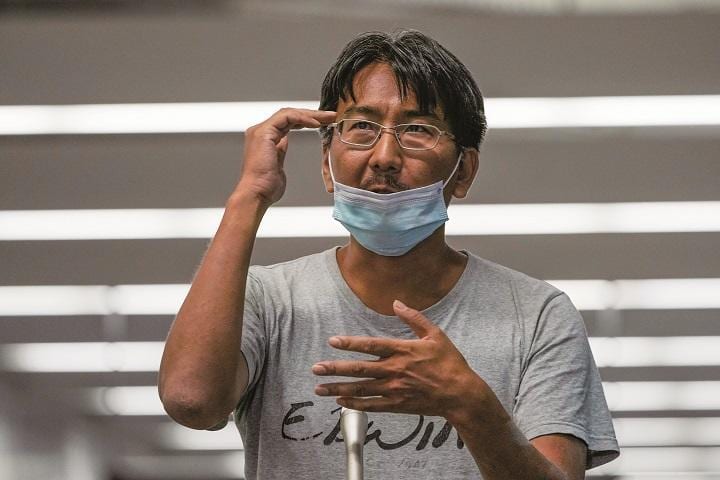 解放後、身ぶりを交え自らの体験を報道陣に話す筆者（5月14日、成田空港）　AP/AFLO