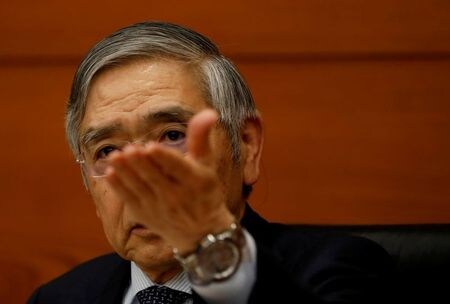 　４月１３日　日銀の黒田東彦総裁は午後の参院財政金融委員会で、日銀が保有している上場投資信託（ＥＴＦ）の残高について、簿価ベースで３４─３５兆円、時価ベースで４０兆円程度だと明らかにした。写真は日銀本店で会見する黒田氏。２０１９年１２月撮影（２０２１年　ロイター/Kim Kyung-Hoon）