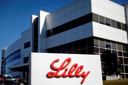 　米医薬品大手イーライリリーは５日、このほど承認された肥満症治療薬「ゼップバウンド」が米国内の薬局で入手できるようになり、医療保険が適用されない顧客は定価の半額となる１カ月５５０ドルで購入できると発表した。写真は同社の工場。米ニュージャージー州で２０２１年３月撮影（２０２３年　ロイター／Mike Segar）