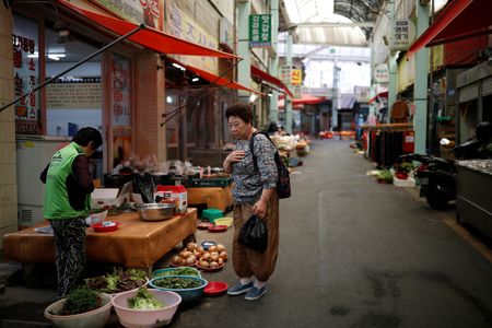 韓国企画財政省は３０日、生活費上昇への対応策として豚肉や砂糖など食品７品目の輸入関税を６月から引き下げると発表した。資料写真、２０１８年５月、蔚山の市場で撮影（２０２３年　ロイター/Kim Hong-Ji）