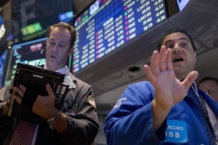 　１１月１６日、米国株式市場は反発。エネルギー株が主導し、主要３指数は軒並み１％超上昇した。ＮＹ証券取引所で９月撮影（２０１５年　ロイター/Brendan McDermid）