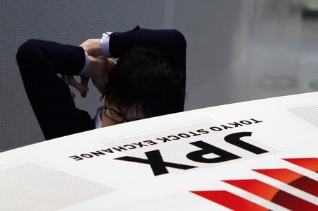 　１１月２１日、東京株式市場で日経平均株価は３日続落した。米中通商協議の「第１段階」の合意が来年まで持ち越される可能性が出てきたことで株高の前提に疑念が生じた。写真は東京証券取引所で２０１５年３月撮影（２０１９年　ロイター／Yuya Shino）