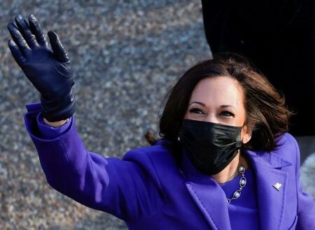 　１月２１日、ハリス米副大統領（写真）は、世界保健機関（ＷＨＯ）のデドロス事務局長と電話会談し、新型コロナウイルス封じ込めに向けた国際的な取り組みと貧困国向けのワクチン供給に対するバイデン政権の支援方針を説明した。写真はワシントンで２０日撮影（２０２１年　ロイター／Andrew Kelly）