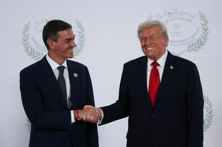 トランプ米大統領と握手を交わすスペインのサンチェス首相。2025年10月撮影。REUTERS/Suzanne Plunkett/Pool