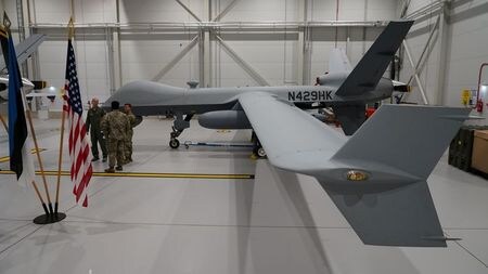 　１１月５日　米国務省は、高性能武装ドローン（無人機）１８機をアラブ首長国連邦（ＵＡＥ）に売却する計画を米議会に非公式に通知した。売却額は２９億ドルに上る可能性がある。写真は米空軍のＭＱ-９リーパー。７月１日、エストニアのアマリ基地で撮影（２０２０年　ロイター/Janis Laizans）