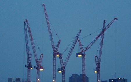 　８月１２日、英国立統計局（ＯＮＳ）が発表した第２・四半期の国内総生産（ＧＤＰ）速報値は前期比２０．４％減と過去最大の落ち込みを記録した。写真は２００９年１月、ロンドンで撮影したクレーン（２０２０年　ロイター／Toby Melville）