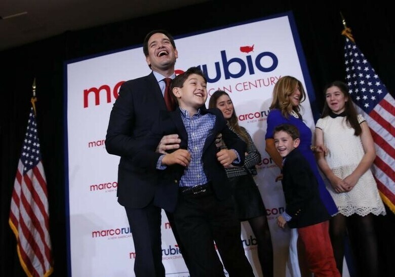 ２月２日、米大統領選に向けた候補者指名争いの初戦となった１日のアイオワ州党員集会では、共和党で３位につけたマルコ・ルビオ上院議員も、強力な勝者といえる。ルビオ氏と家族、同州デモインで１日撮影（２０１６年　ロイター／Aaron P. Bernstein）