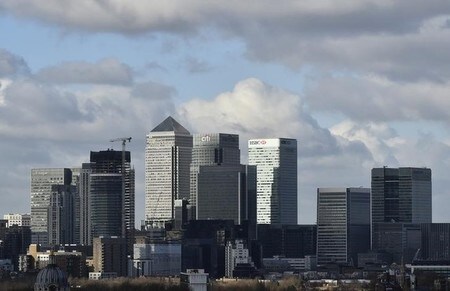 　８月１６日、欧州中央銀行（ＥＣＢ）のラウテンシュレーガー専務理事は、英国の欧州連合（ＥＵ）離脱の前に業務を英国からＥＵに移転しようとしている銀行について、準備に遅れがみられるとの見解を示した。写真はロンドンの金融街。昨年２月撮影（２０１７年　ロイター／Hannah McKay）