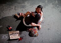写真が語る2016年：フィリピン麻薬戦争、夫の亡骸を抱く女