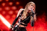 【画像】【動画】マイリー・サイラスの過激衣装にネット騒然...「裸に安全ピンだけ」の衝撃