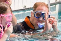 写真撮影で「怪しいOKサイン」を出したテーマパークのスタッフが解雇