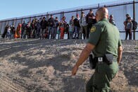 移民はまとめて「聖域都市」へ、トランプの奇策に問題点