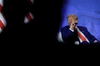 【動画】トランプ集会で再び混乱、メディア批判直後に警察が男を拘束