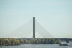 ウクライナ首都、ドニプロ川の渡河手段整備に着手　ロ軍の橋攻撃に対策