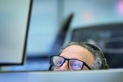 米国株式市場＝上昇、ハイテクが反発　金利低下も支援