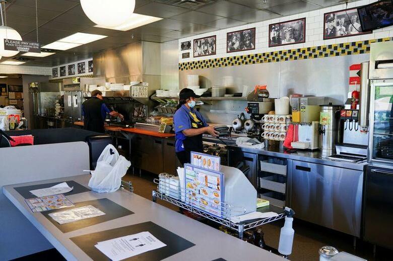 米国で新型コロナウイルス感染拡大で休止状態にある経済活動再開に向けた動きが強まっている。ジョージア州スマーナで撮影（2020年　ロイター/ELIJAH NOUVELAGE）