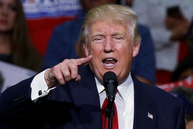８月22日、米大統領選の共和党候補ドナルド・トランプ氏は、オハイオ州で演説し、民主党候補ヒラリー・クリントン前国務長官と家族が設立した慈善団体「クリントン財団」の献金者が国務省から特別な待遇を受けていたかどうかを調べるため、特別検査官を任命するよう米司法省に求めた。写真はオハイオ州で撮影（２０１６年　ロイター/Carlo Allegri）